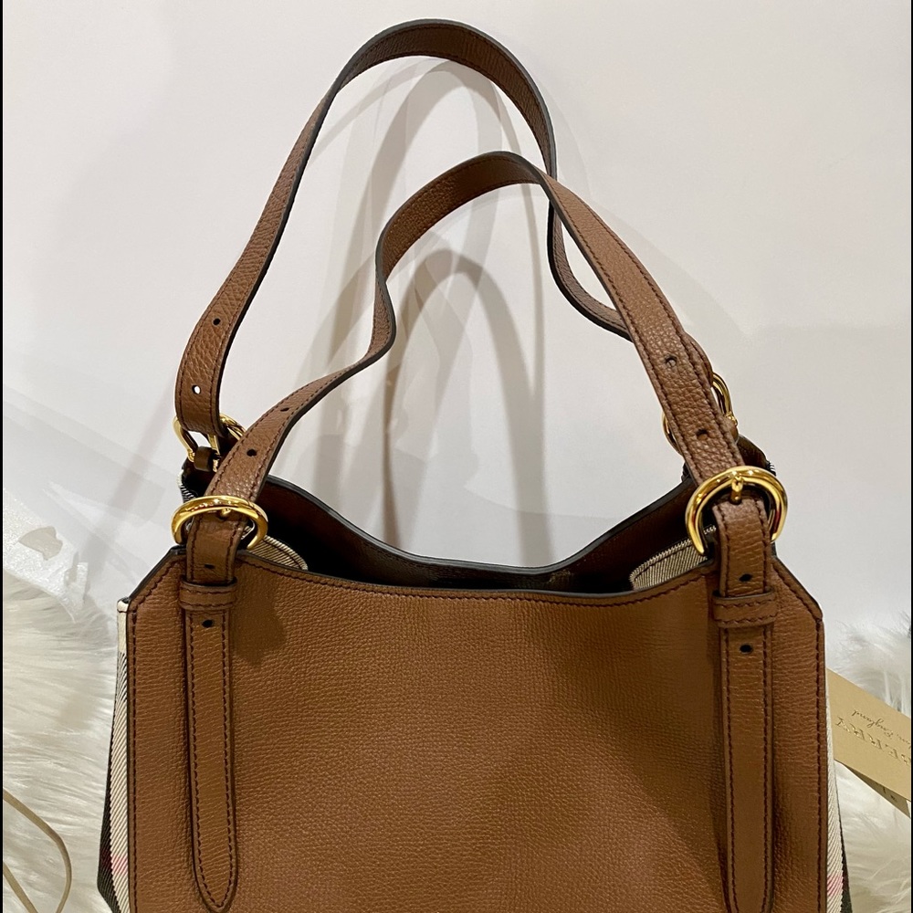 NWT Burberry tote Handbag - Picture 14 of 16